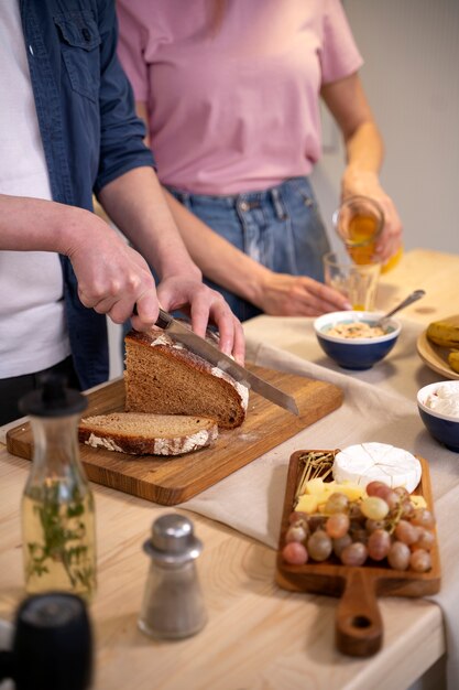 Vrienden die samen plezier hebben tijdens het koken