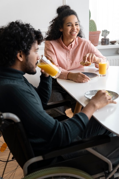 Gratis foto vrienden die samen plezier hebben