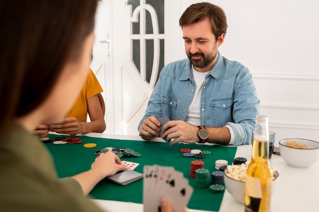 Vrienden die samen poker spelen