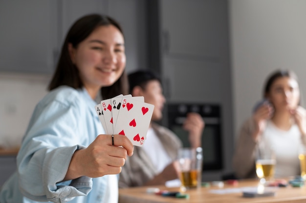 Vrienden die samen poker spelen