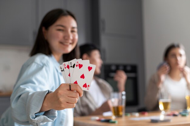 Vrienden die samen poker spelen.