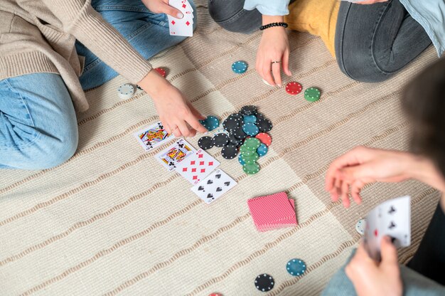 Vrienden die samen poker spelen.