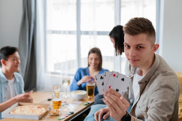 Gratis foto vrienden die samen poker spelen