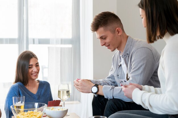 Vrienden die samen poker spelen.
