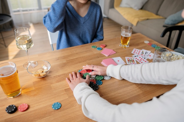 Vrienden die samen poker spelen