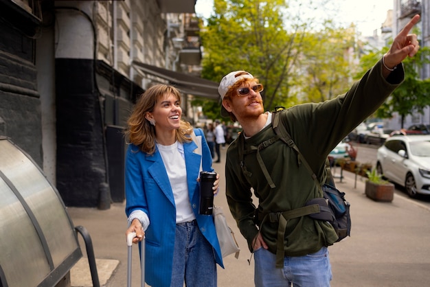 Gratis foto vrienden die samen reizen