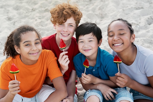 Vrienden die samen tijd doorbrengen in de zomer