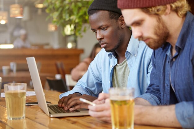 Vrienden die samenwerken in een pub