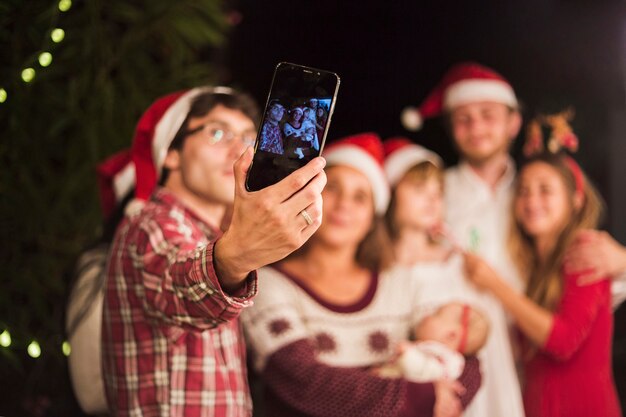Vrienden die selfie bij Kerstmispartij maken