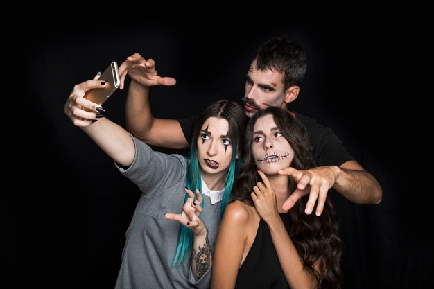 Vrienden die selfie in griezelig poseren