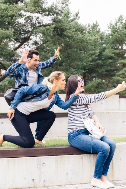 Vrienden die selfie in park maken