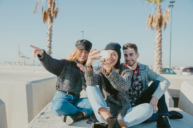 Vrienden die selfie nemen