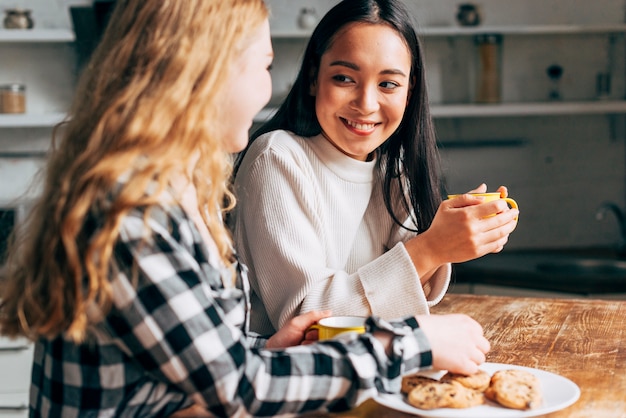 Vrienden die terwijl het hebben van snack spreken