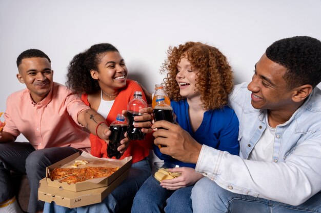 Vrienden die thuis een druk feestje hebben