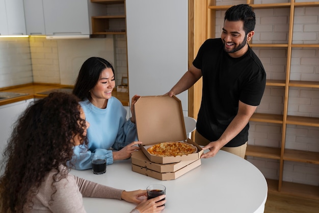 Gratis foto vrienden die thuis samen pizza eten