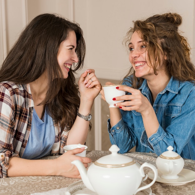 Gratis foto vrienden die voor een foto stellen