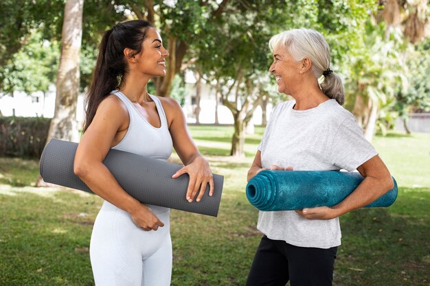 Vrienden doen samen yoga in het park