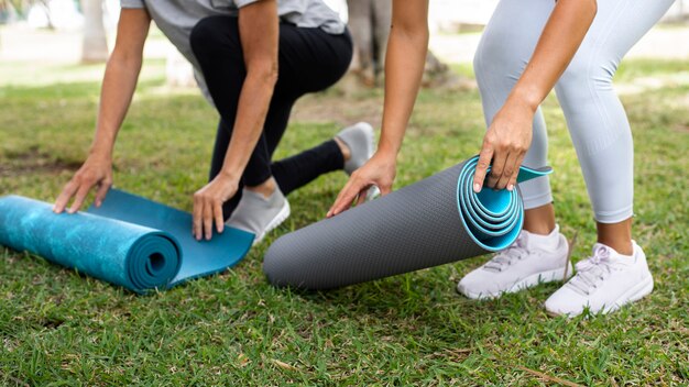 Vrienden doen samen yoga in het park