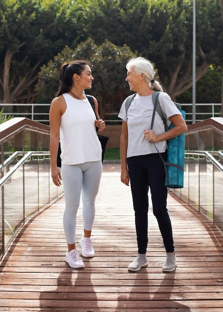 Vrienden doen samen yoga in het park