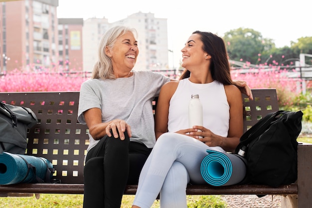 Vrienden doen samen yoga in het park