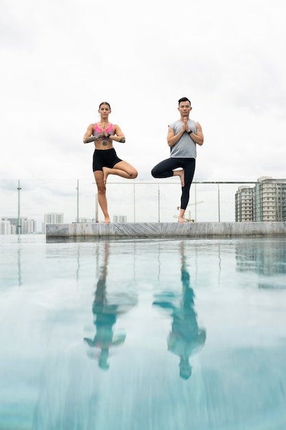 Gratis foto vrienden doen samen yoga