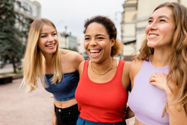 Gratis foto vrienden dragen casual kleding bij elkaar te houden