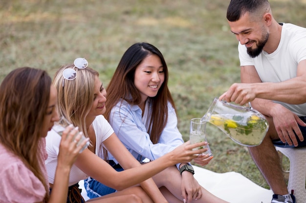 Vrienden drinken samen limonade buitenshuis