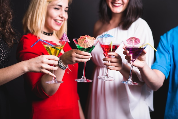 Gratis foto vrienden en cocktails