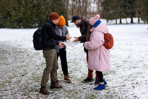 Gratis foto vrienden gaan wandelen in de winter