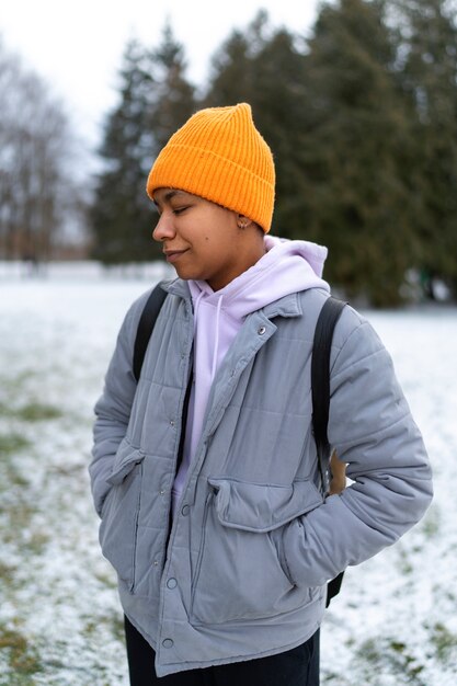 Vrienden gaan wandelen in de winter