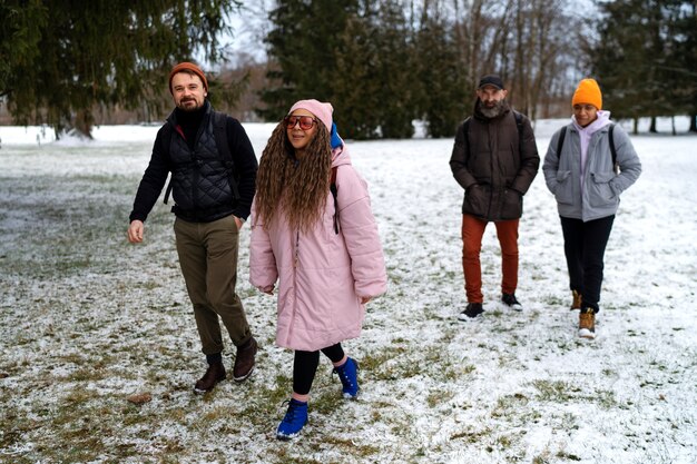 Vrienden gaan wandelen in de winter