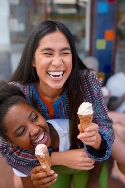 Gratis foto vrienden genieten samen van ijs