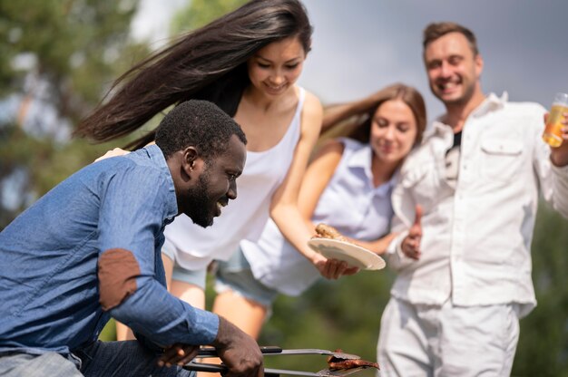 Vrienden genieten van barbecue buiten