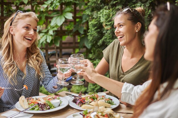 Vrienden genieten van een lunch in een restaurant