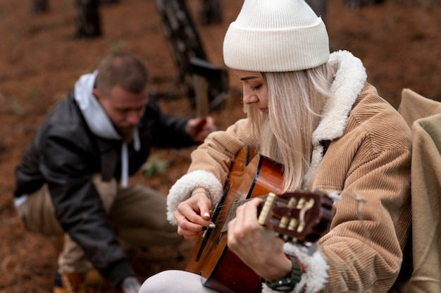 Vrienden genieten van hun winterkamperen