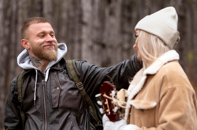 Gratis foto vrienden genieten van hun winterkamperen