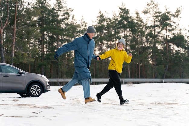 Gratis foto vrienden genieten van winterreis