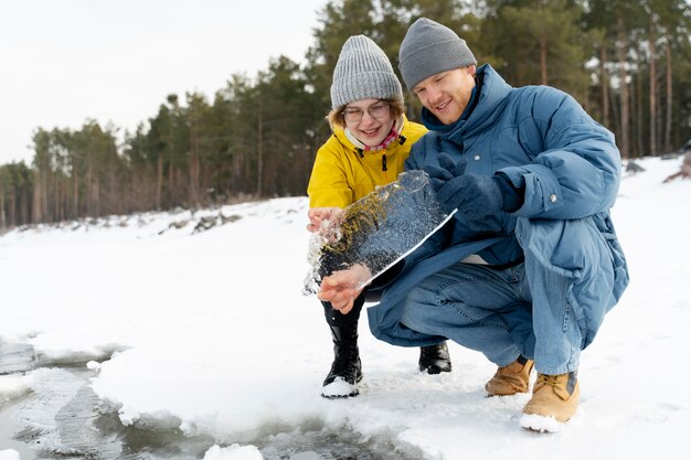 Vrienden genieten van winterreis