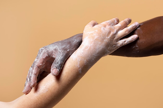 Vrienden handen wassen met zeep