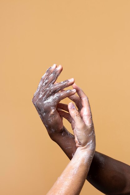 Vrienden handen wassen met zeep