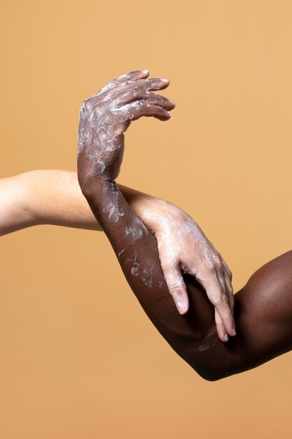 Vrienden handen wassen met zeep