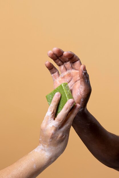 Vrienden handen wassen met zeep