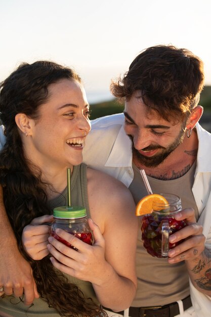 Vrienden hebben een sangria-feestje aan het strand