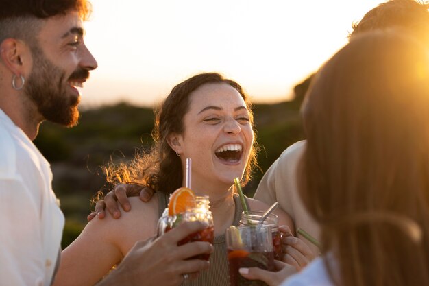 Vrienden hebben een sangria-feestje aan het strand