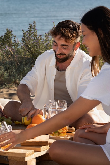 Gratis foto vrienden hebben een sangria-feestje aan het strand