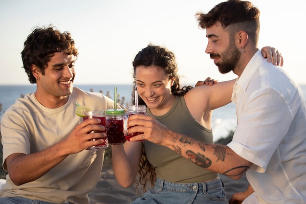 Gratis foto vrienden hebben een sangria-feestje aan het strand