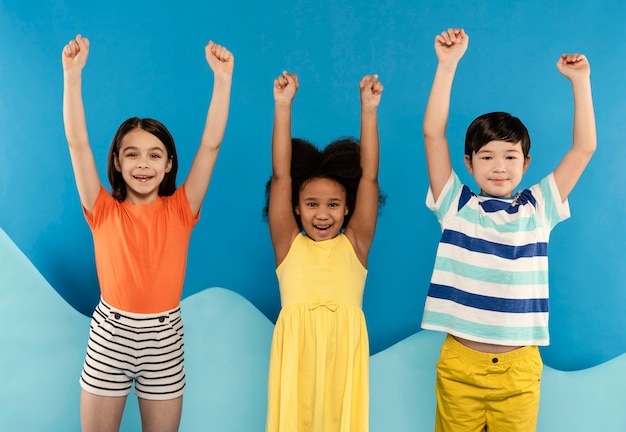 Gratis foto vrienden hebben plezier in een zomerse studio