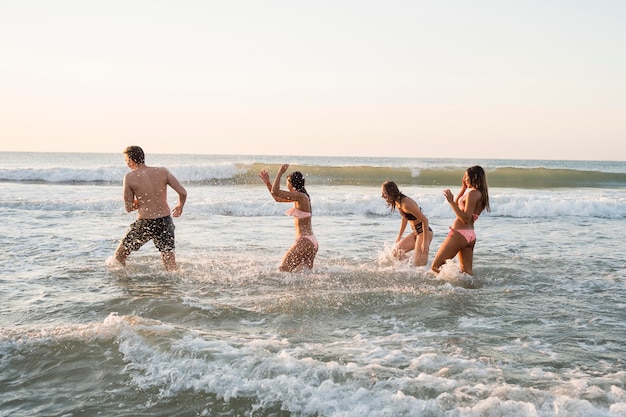 Vrienden hebben plezier in water