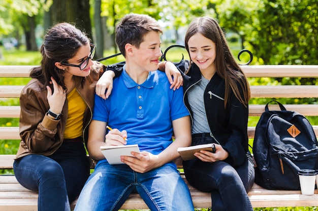 Gratis foto vrienden hebben plezier tijdens de studie