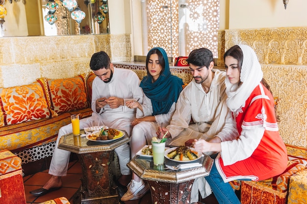 Gratis foto vrienden in arabisch restaurant